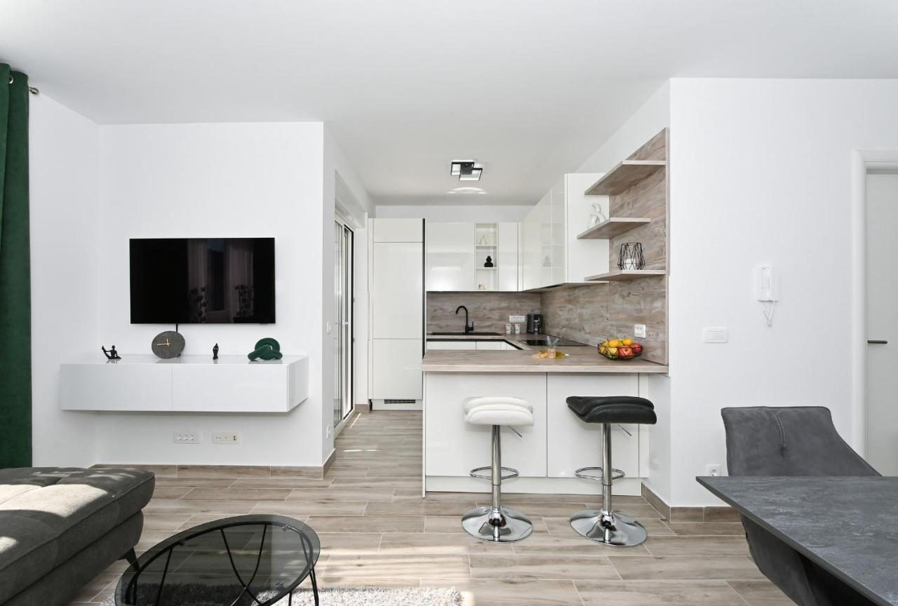 Luxury Apartment White Crystal Kastela Luaran gambar